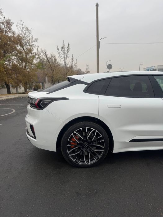 Zeekr 001 2025 — 2