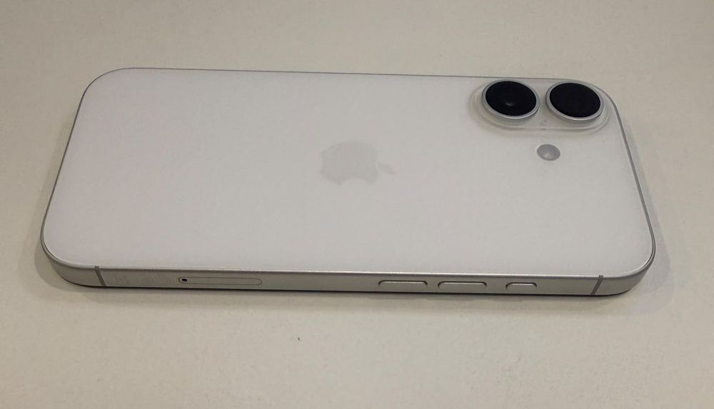 iPhone 17 256GB бял