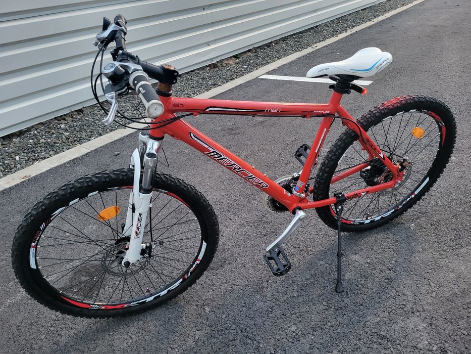 Vând bicicleta aproape nou