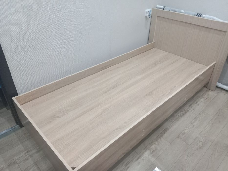 Продам кровать с матрасом.