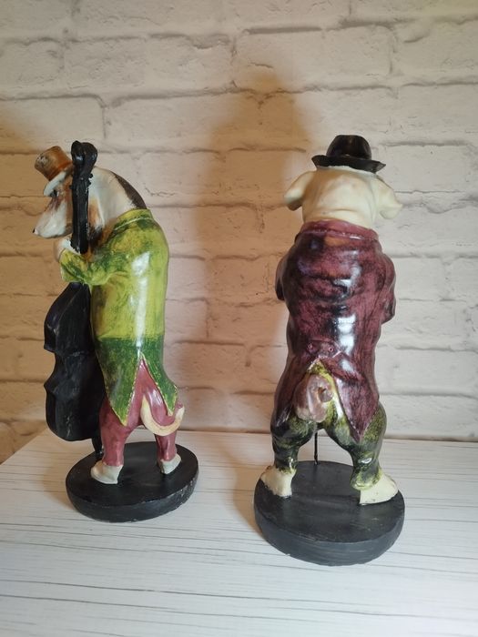 Căței cântăreți, statuete din rasina