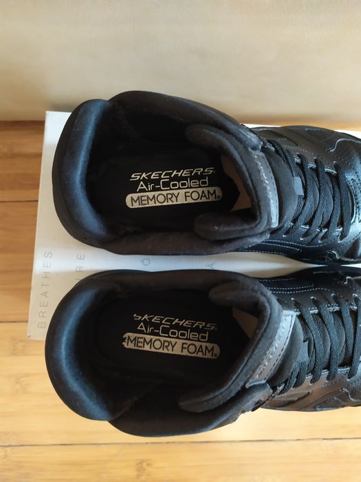Шикарные кроссовки Skechers размер 42