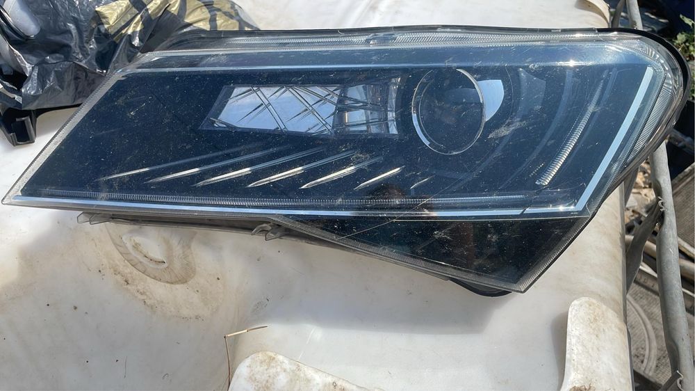 Фар за Skoda Superb 3