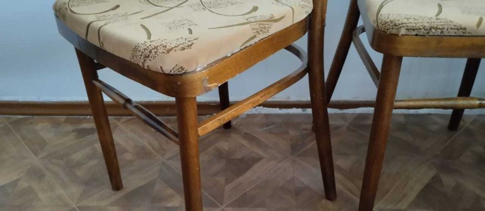 Стулья разные. Деревянные. Венские