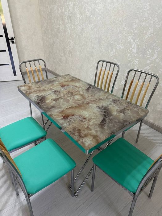 Стол и стулья из нержавеющей стали