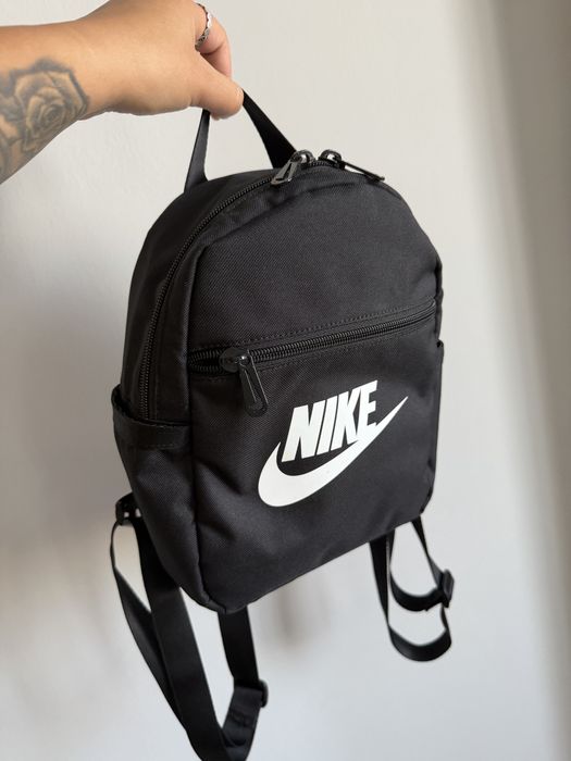 Малка черна раница Nike