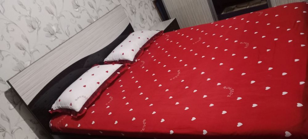 Spalniy divan tumbochka