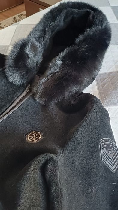Продается мужская шуба с капюшоном.