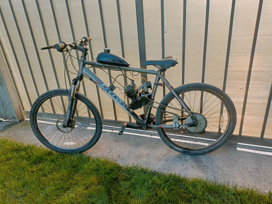 Bicicleta cu motor pe benzină