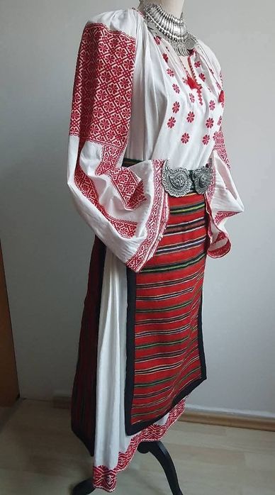 REDUCERE PRET 25%! Costum popular (ie/camasa cu poale, sorturi/catrint