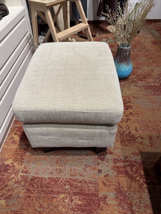 Canapea, fotoliu, taburet.