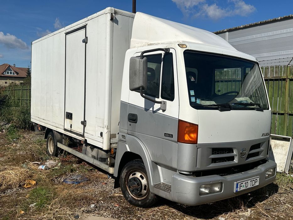 Vând Nissan Atleon 3.0 Diesel, 3,5 tone, dubă închisă cu lift hidraulic – 2004