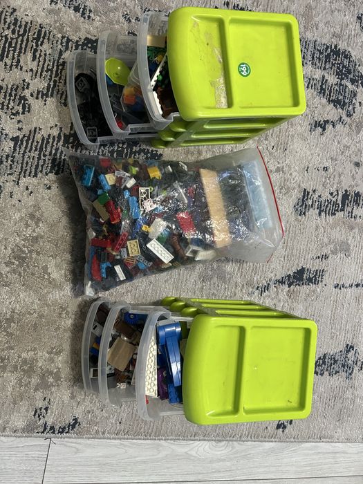 коробки с конструктором LEGO