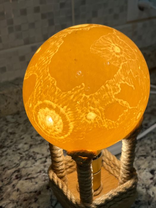 Veioza fabricata din coaja de ou de Struț