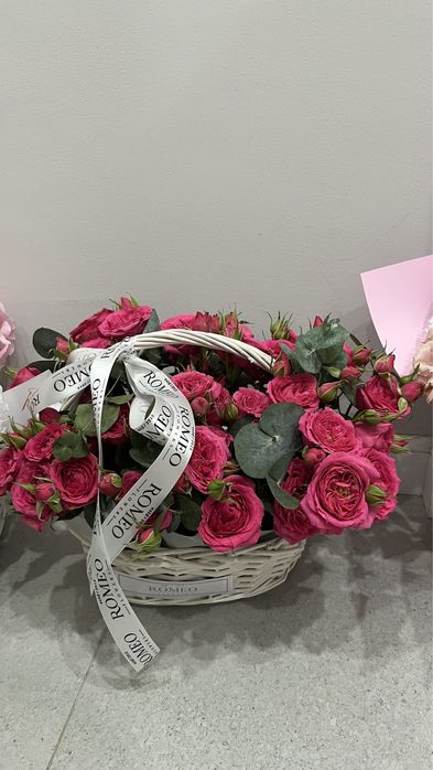 Цветы в корзине кустовые розы