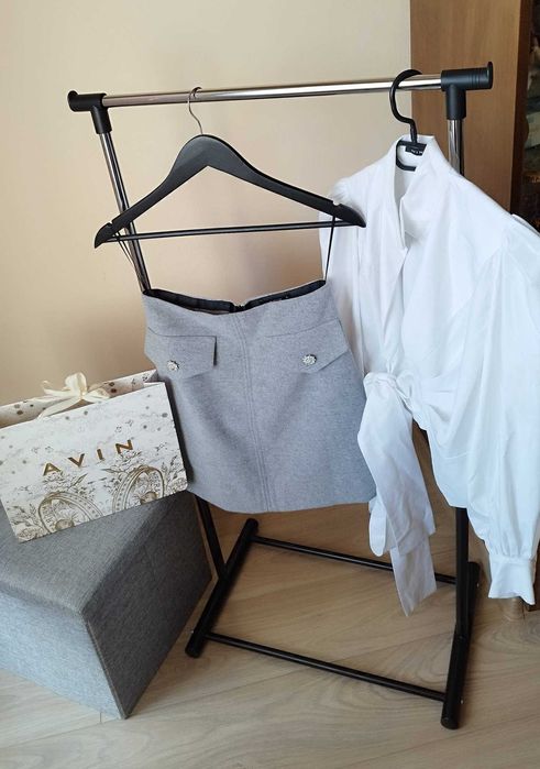 Avin  сет сива къса пола и бяла риза