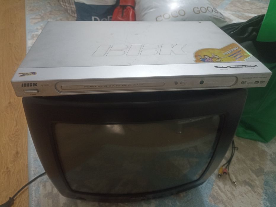 Телевизор вместе с DVD в отличном состоянии.