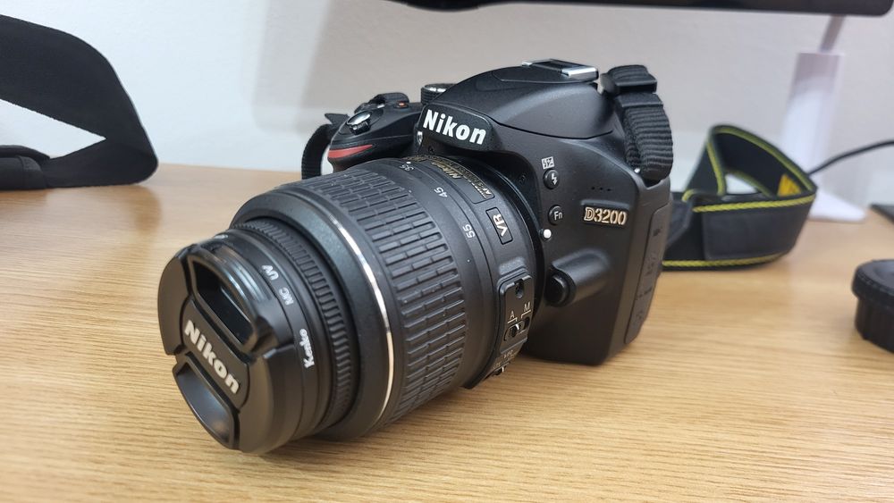 Nikon D3200 + 3 obiective Nikon + accesorii complete