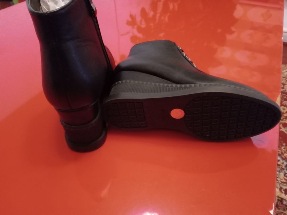 Продаеться зимние сапоги