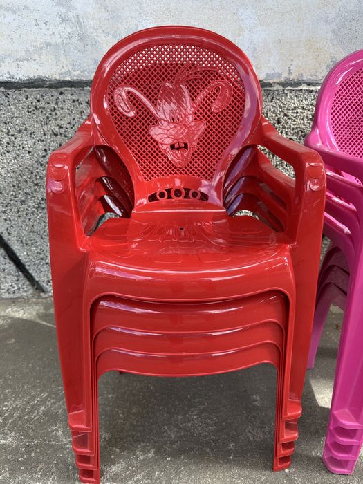 Малки детски столчета за парти - 8 броя, червени и розови