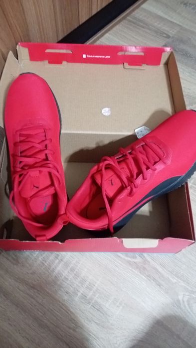 Adidasii puma sunt noi nu sunt purtati