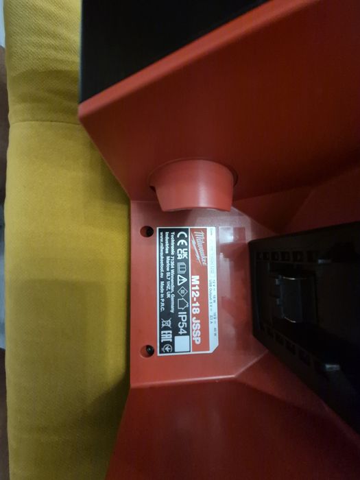 Vând boxa milwaukee