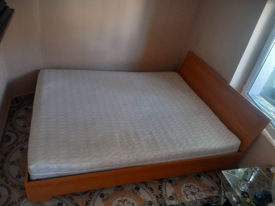 Pat cu slatea de vânzare.