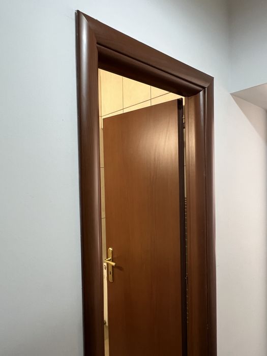 Usi din lemn si mobilier+accesorii baie in stare buna