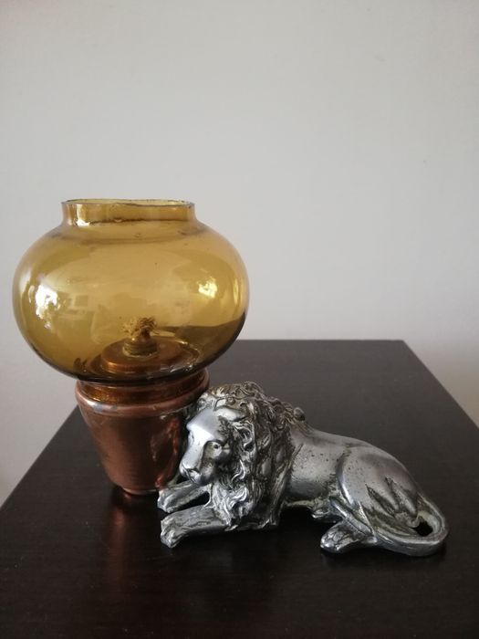 Красива старинна лампа със статуетка на лъв.