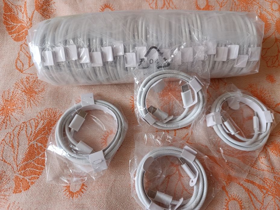 Кабель USB-C для зарядки.