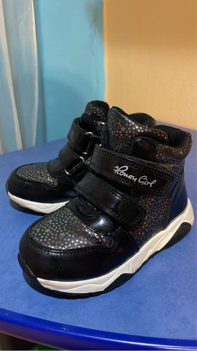 Продам обувь детскую.