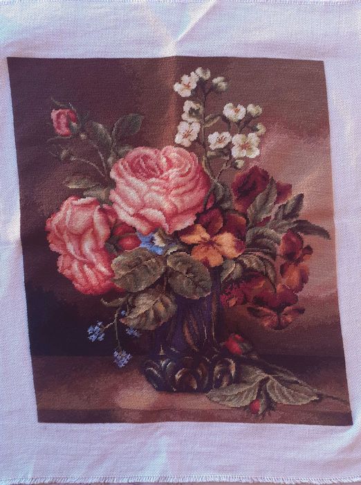 Ушит гоблен - "Ваза с рози и цветя"