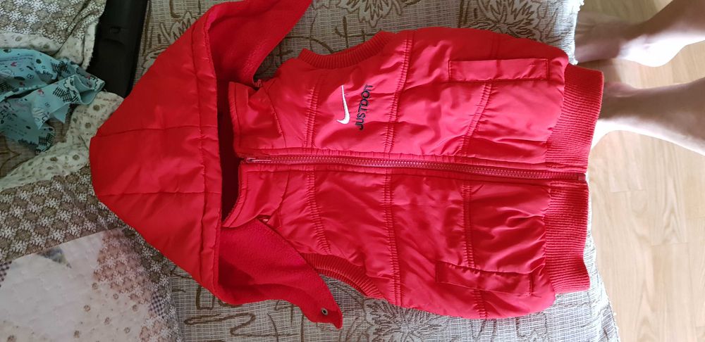 Безрукавка красная