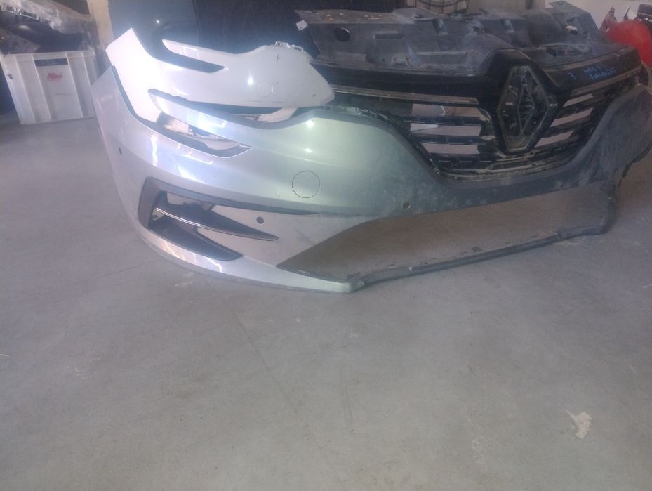 Bară față Megan 4 Facelift