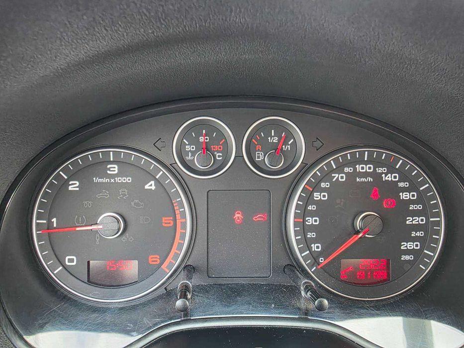 Audi A3 2010-1.6- (90кс)