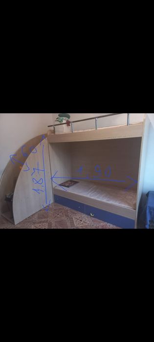 Двухярусная кровать и шкаф