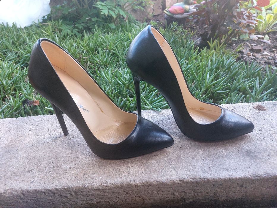 Обувки на висок ток.