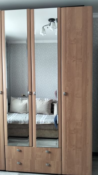 Продаю спальный шкаф плательный