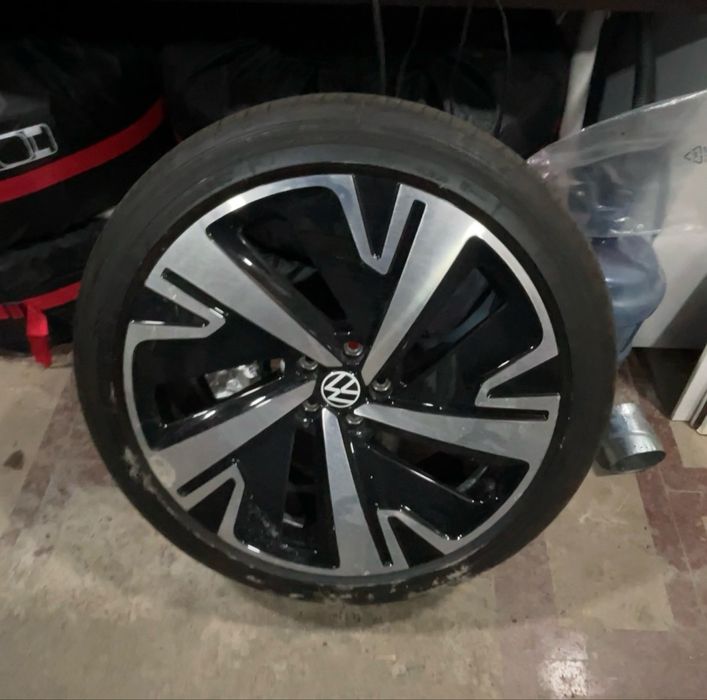 Диск с резиной. 235/45/21