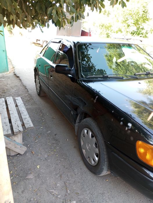 Audi 100 автомобиль