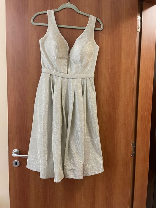 Официална рокля.