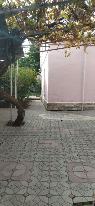 Лутфий! ВДОЛЬ ДОРОГИ.Срочно продаётся дом.