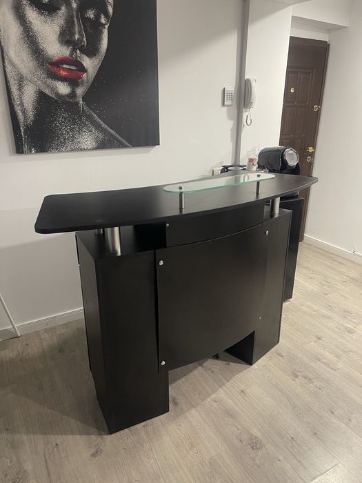 Recepție salon profesională / birou recepție – spațioasă, cu depozitare
