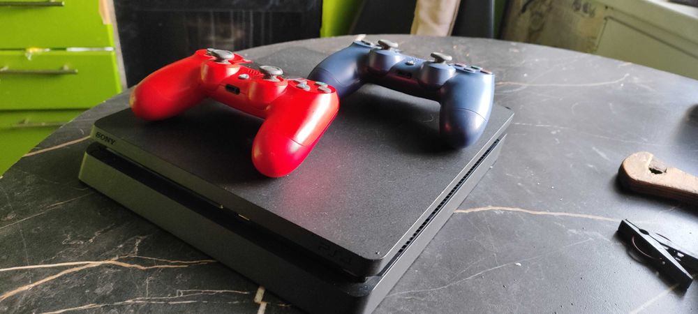 PS4 Slim 1tb. Обслуженая. Отличное состояние. 2 джойстика