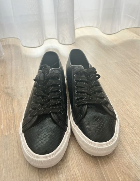 Papuci , fara defecte . Nu sunt folositi