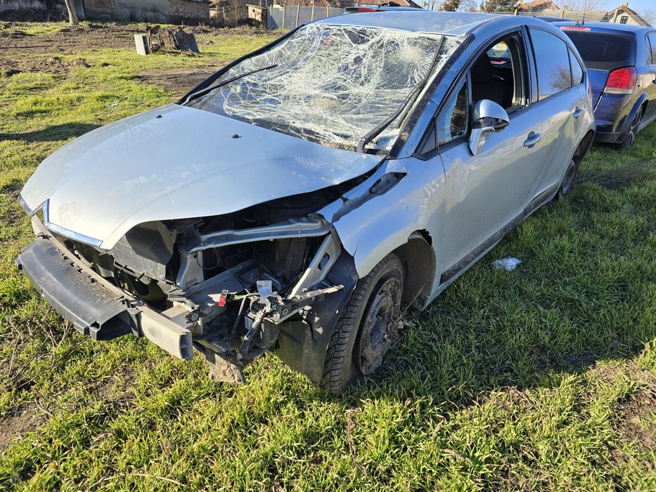 Продавам цитроен ц4 1.6 бензин на части само