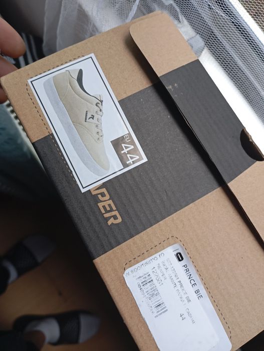 Teniși noi cu etichetă