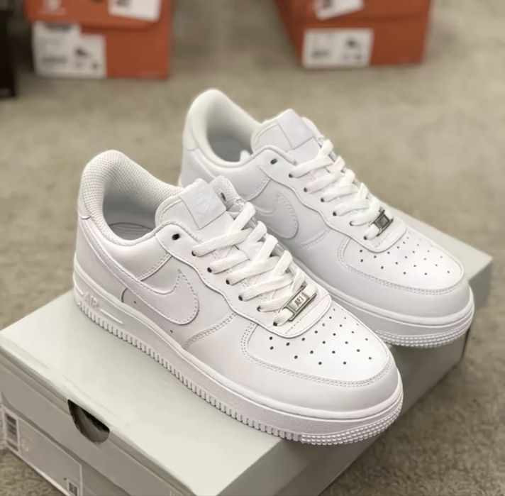 Продам женские кроссовки