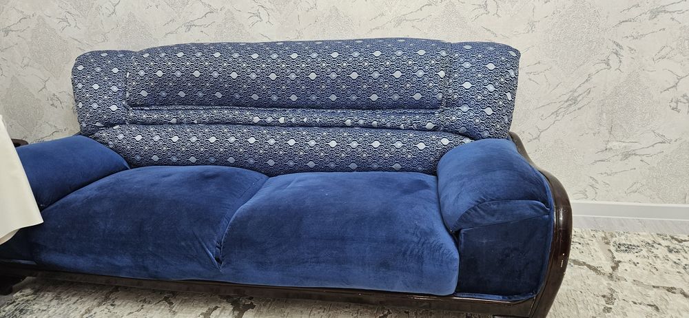 Продам комплект мягкой мебели — диваны синие велюр 3+2, дерево