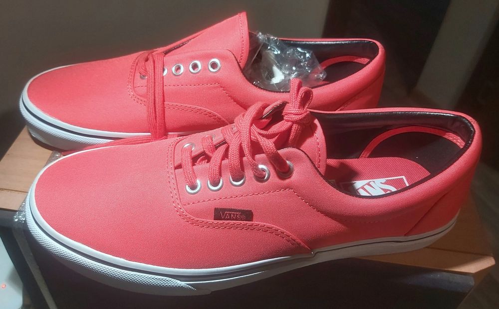 Tenis Vans Era – Roșu Intens – NOI
Vând